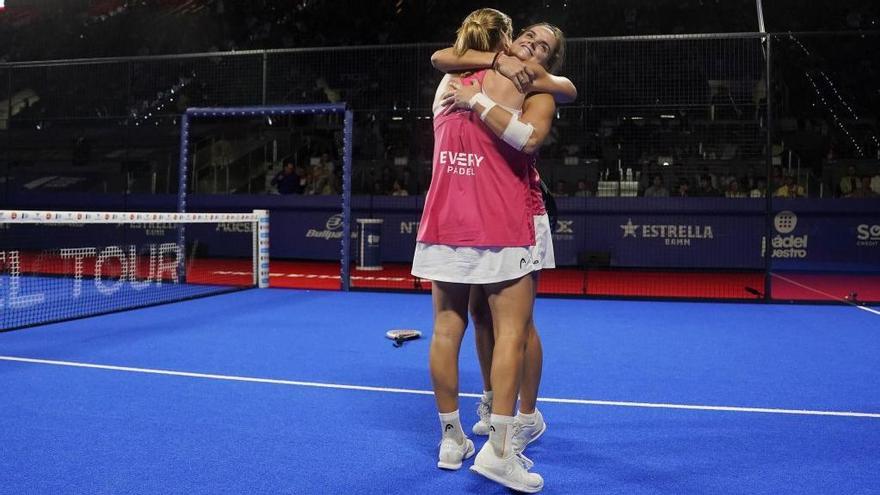 Josemaría y Sánchez se funden en un abrazo tras ganar el Comunidad de Madrid Master.