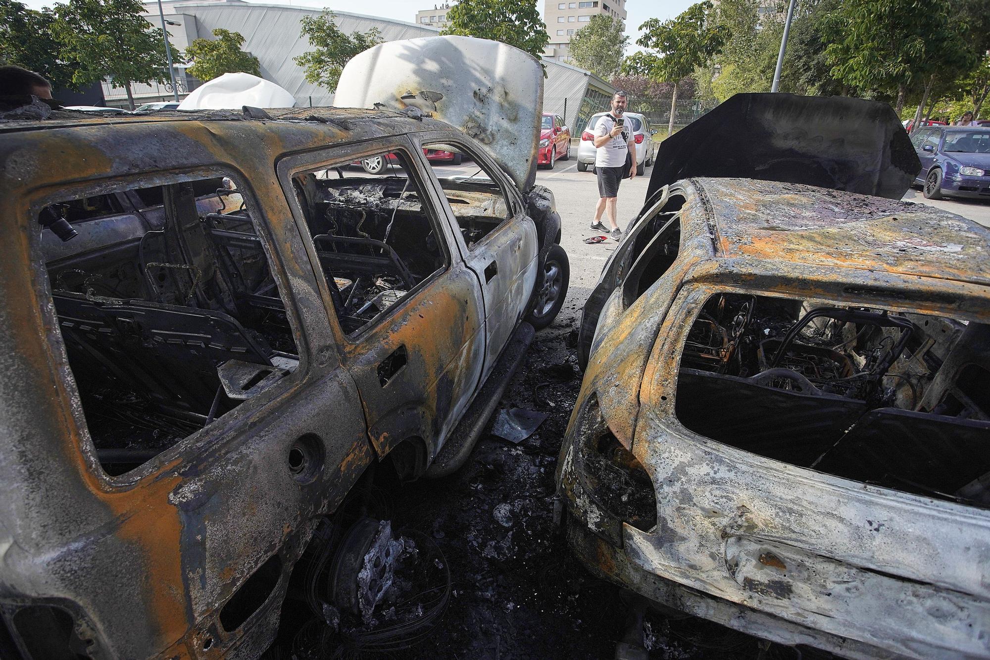 Incendi de vehicles al pàrquing del parc del Migdia