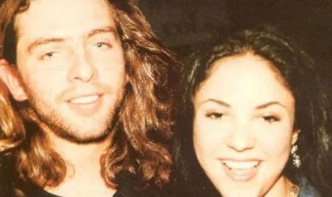 En 1996, Shakira fue relacionada con Gustavo Gordillo, cantante con el que tuvo una relación de varios meses