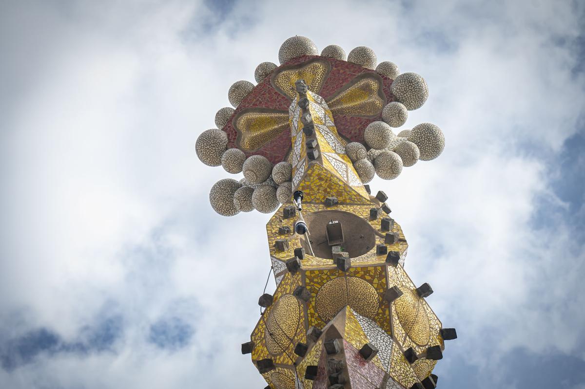 Dos colosales figuras de mármol griego de Thasos, el más blanco del mundo, aguardan a los pies del templo de la Sagrada Família para ser alzadas en octubre a la cima de las torres dedicadas a los evangelistas Juan y Mateo, la primera, como marca la tradición cristiana, un águila, y la segunda, con un esculpido que a veces confunde incluso a los más creyentes, con el aspecto de un hombre alado, sin que eso sea exactamente un ángel.