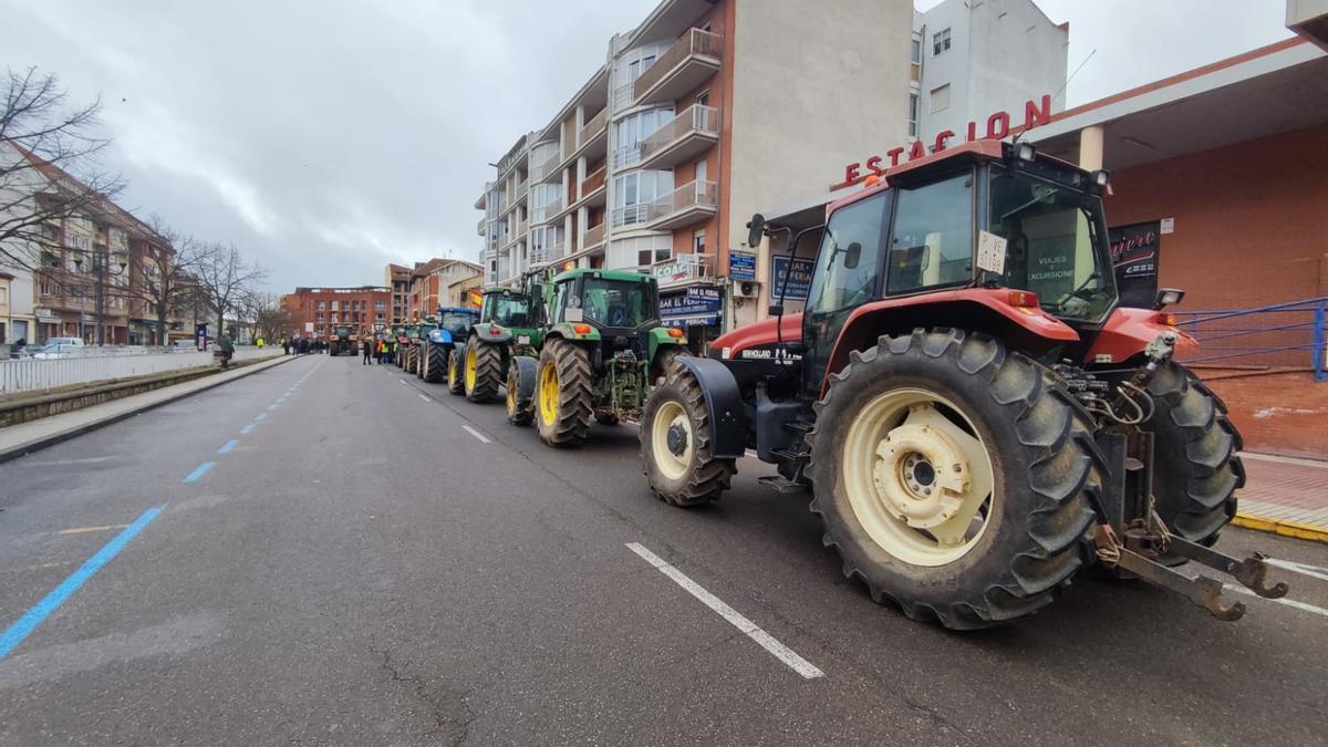 Tractores en la Avenida el Ferial de Benavente