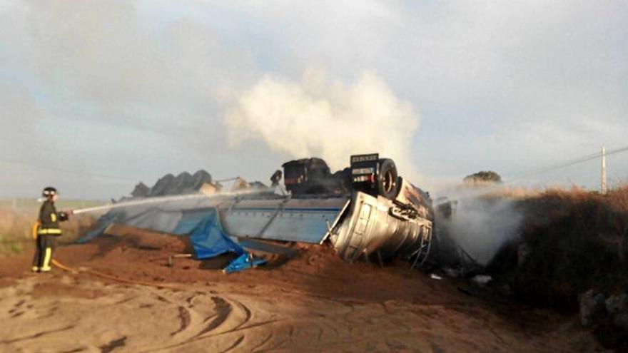 Un camión cargado de pienso vuelca a la entrada de Pozoblanco