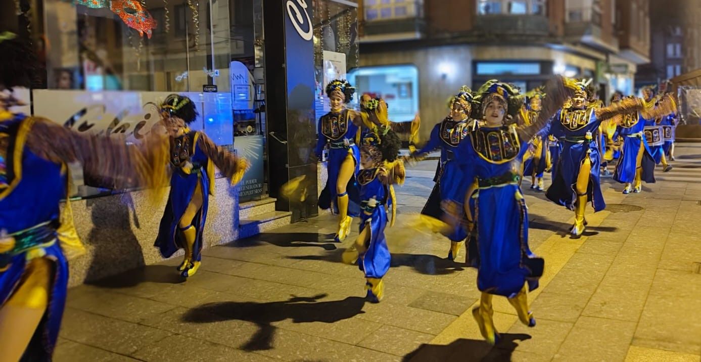 Así es el Antroxu de Mieres, con la truchona, Abba y hasta Depredador por las calles