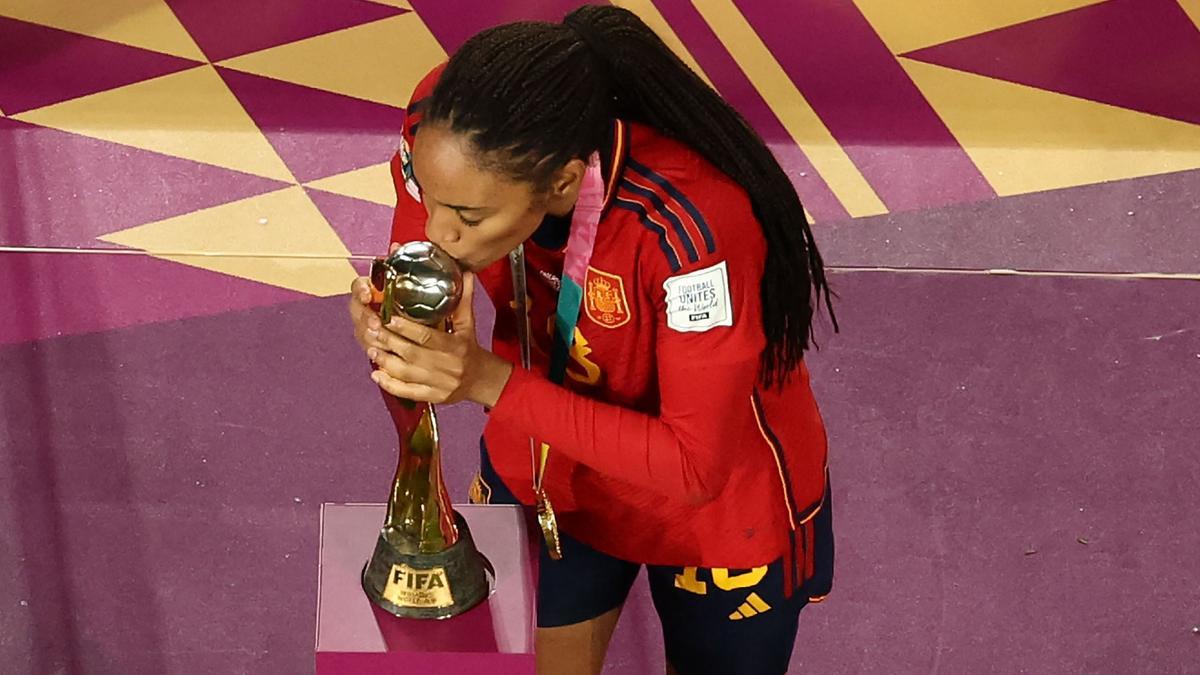 Salma Paralluelo besa el trofeo como campeona del mundo