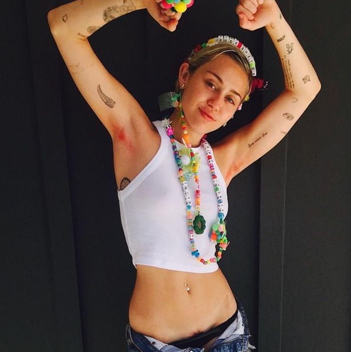 Miley presume de un colmillo tatuado por Kat Von D