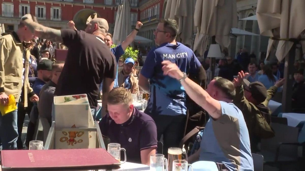 Seguidores del Manchester City celebran la previa al partido ante el Real Madrid en el centro de Madrid | VÍDEO Seguidores del Manchester City celebran la previa al partido ante el Real Madrid en el centro de Madrid | VÍDEO