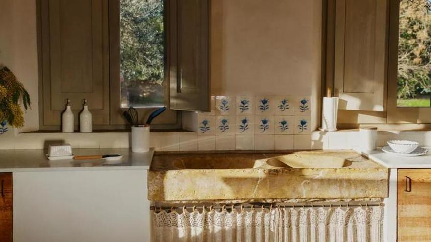 Colas en la nueva tienda de decoración de Amancio Ortega: todo el mundo quiere la vajilla "de la abuela" y la aceitera viral