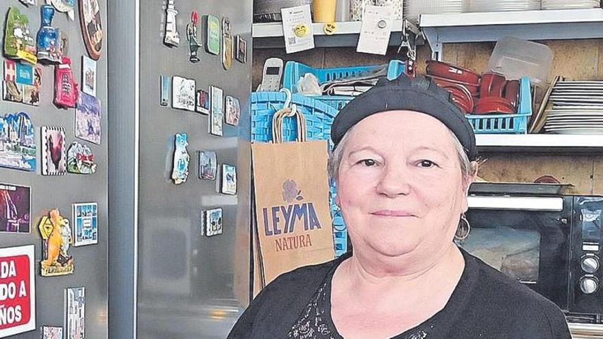 Casilda se jubila tras “50 años cotizados” y 18 haciéndole la cena a médicos de Urgencias de Oleiros