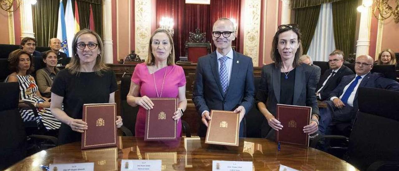 Jesús Vázquez y Ana Pastor, en la firma del convenio para la estación intermodal del AVE.  // Brais Lorenzo