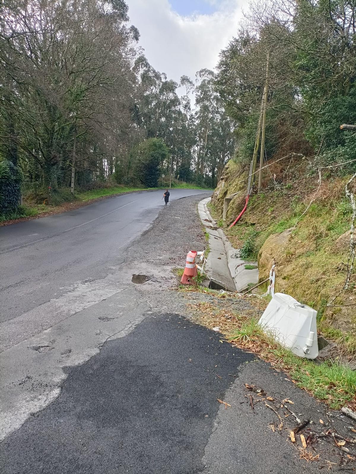 Estado en el que se encuentra la senda peatonal de Santiago a Figueiras que denuncia la asociación de vecinos del Pedroso