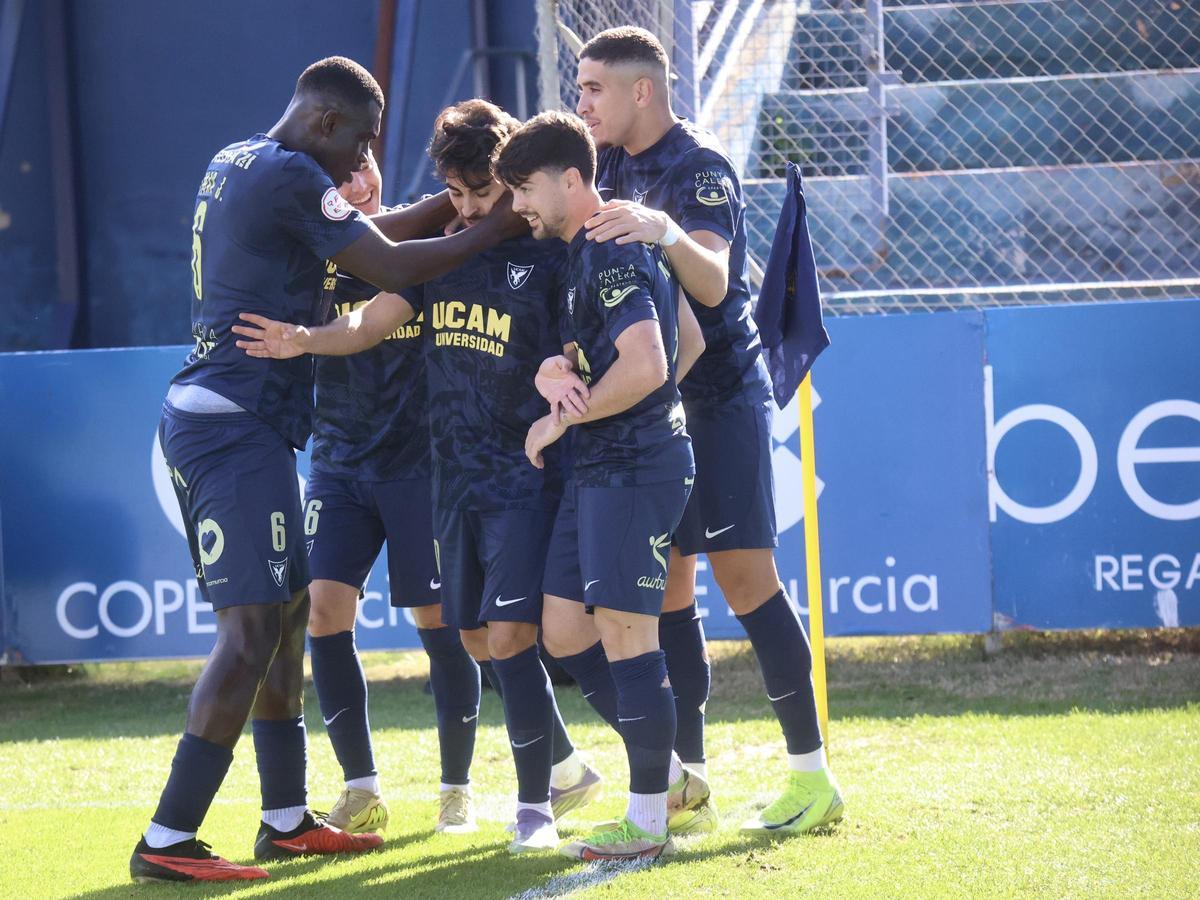 El UCAM Murcia CF contra el Puente Genil en fotos