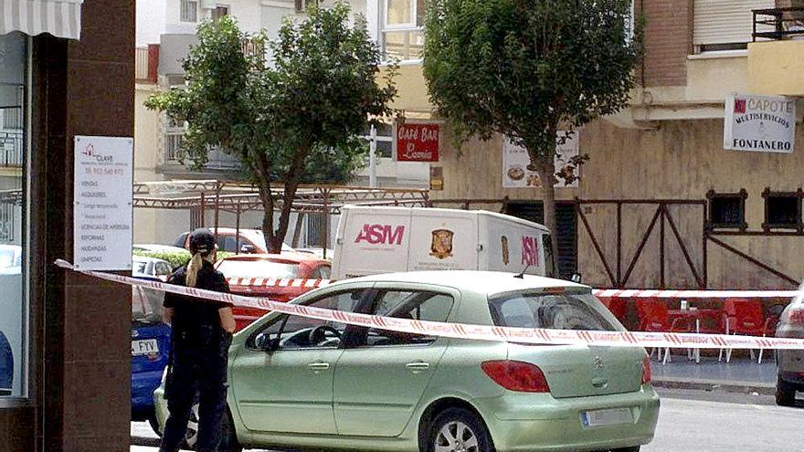 Al fondo tras la furgoneta blanca se encuentra la cafetería «Lamia», situada en la calle Duque de Ahumada en Torre del Mar, núcleo de población de Vélez-Málaga (Málaga). / EFE