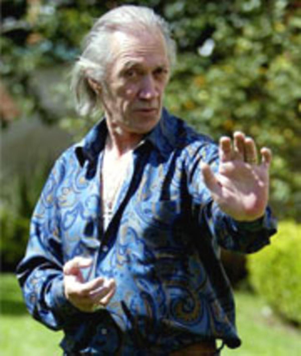 David Carradine mostra una clau d’arts marcials, el 2002. David Carradine mostra una clau d’arts marcials, el 2002.