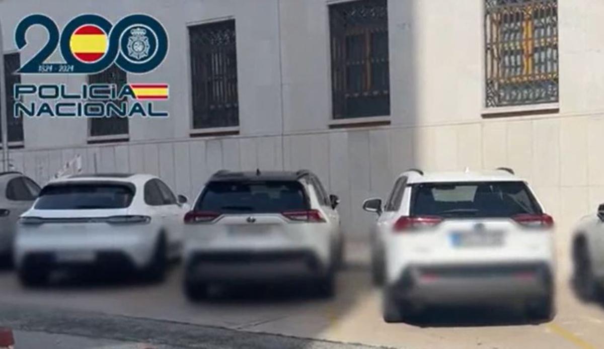Vista de los SUV y todoterrenos que fueron recuperados por la UDYCO en una operación en Málaga contra una banda especializada en robo de vehículos.