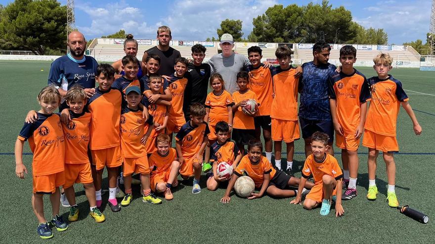 Los participantes del campos Ryansports posan con el entrenador Toni Amor, que les impartió una sesión preparatoria.