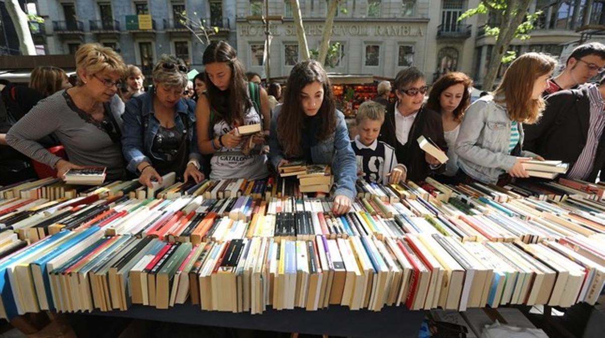 La Rambla, repleta de gente en la Diada de Sant Jordi del año pasado.