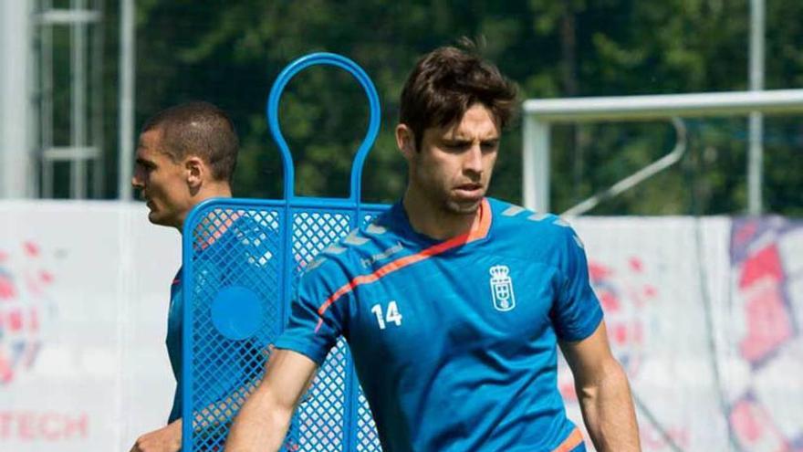 Verdés, con el balón, y Peña, en un entrenamiento del Oviedo.