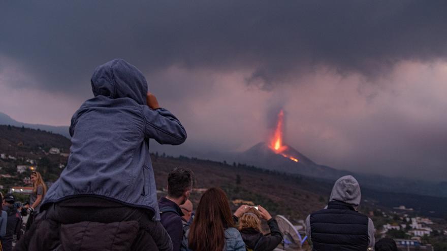 La colada más al sur del volcán está a un paso del mar