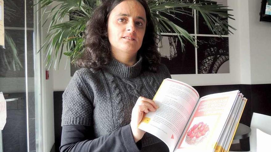 Trinidad Rodríguez Gestoso, con su libro de recetas.