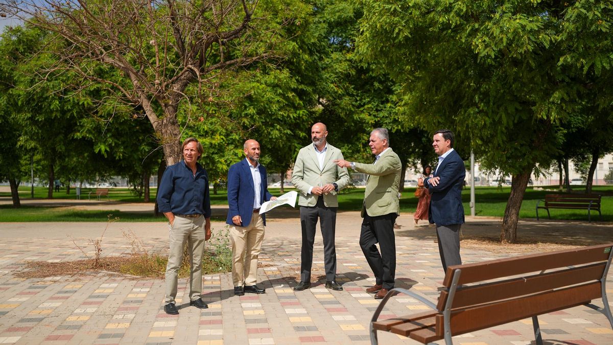 El alcalde de Sevilla, José Luis Sanz, y el delegado de Urbanismo, Juan de la Rosa, visitan el nuevo parque del barrio de la Cruz del Campo