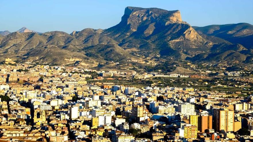 Imagen panorámica de Elda con la sierra del Cid al fondo