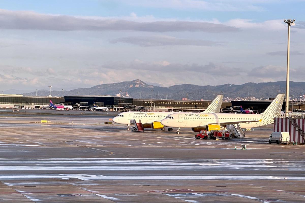 Dos avions de Vueling estacionats a l'Aeroport del Prat.
