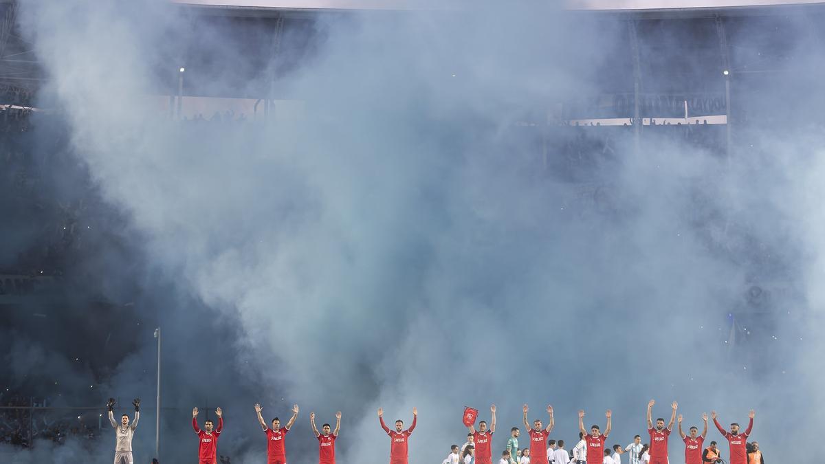 El Independiente celebra su victoria rodeado por el humo
