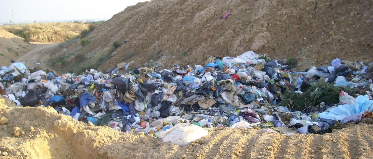 El vertedero municipal de Benicarló situado en la carretera de Càlig no presta servicio desde mayo del 2011.