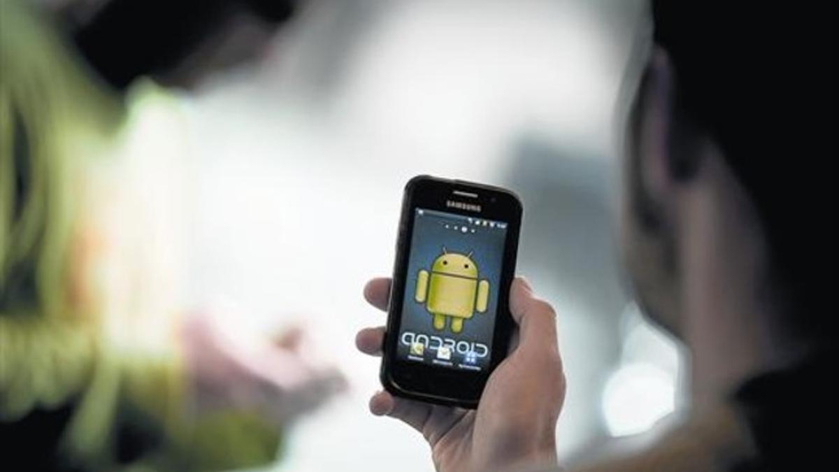 Un usuario con un móvil con sistema Android.