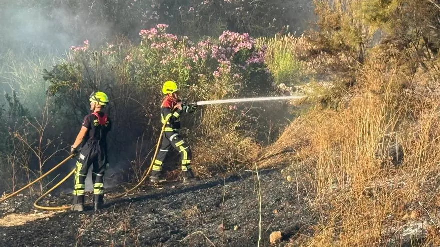 Incendio de matorral y pastos en el Parque de Levante junto a un poblado chabolista