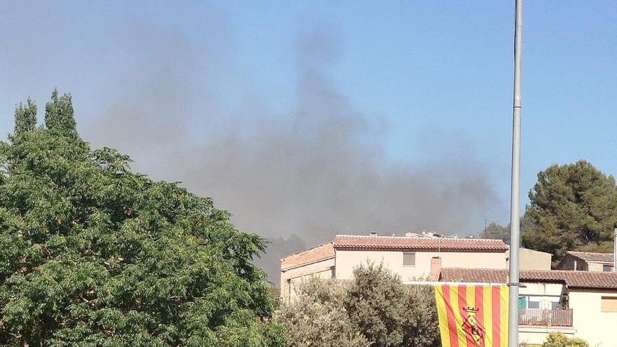 Els Bombers treballen en un incendi a Sant Vicenç de Castellet