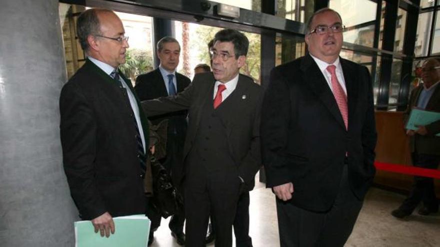 De izquierda a derecha, Vicente Magro con el presidente saliente del TSJ y el vicepresidente del CGPJ.
