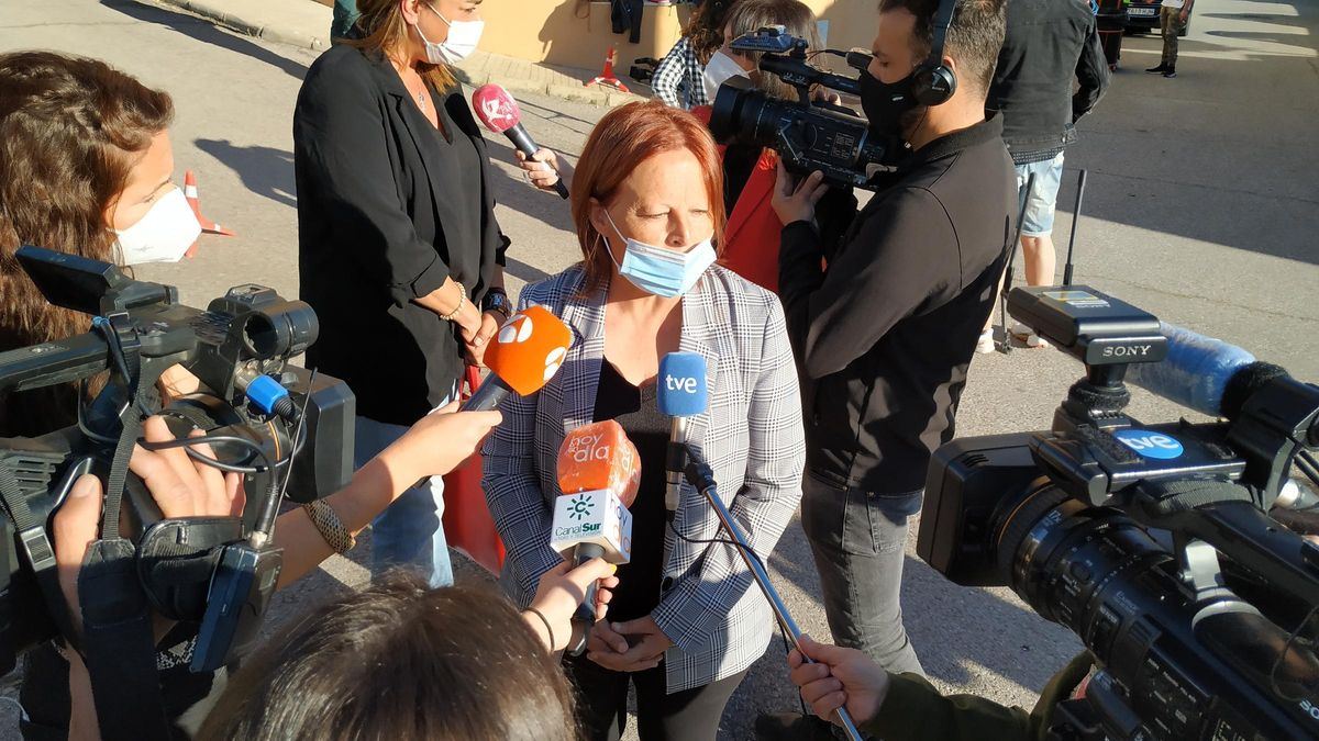 Emilia Chavero atiende a los medios