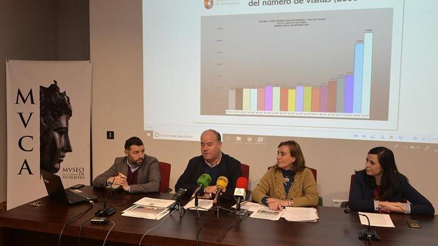 El alcalde de Antequera, Manuel Barón, (en el centro) ha presentado los datos turísticos de 2017.