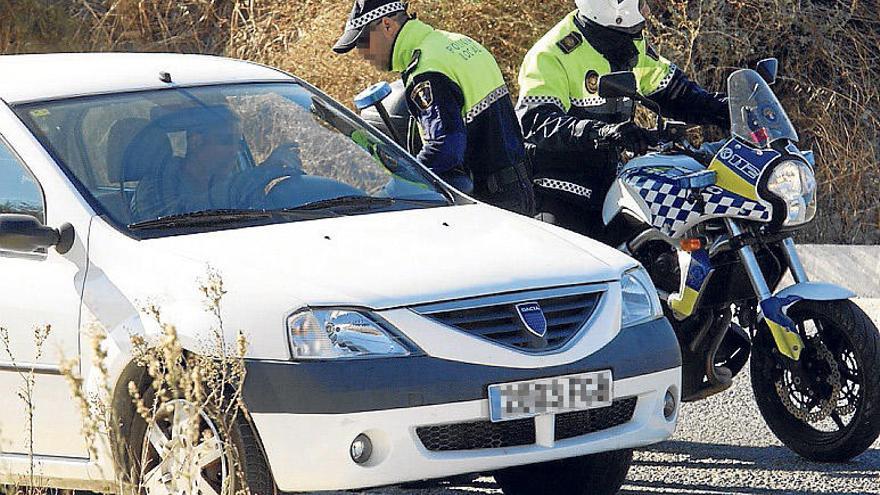 Arrestado en un control policial por ocultar marihuana en el coche