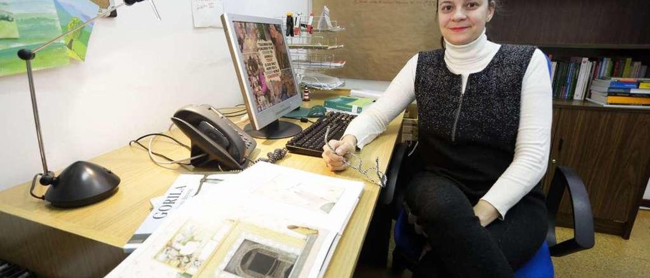 La profesora Beatriz Cimadevilla, en su despacho de la Facultad de Profesorado.