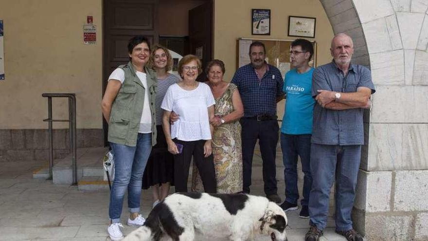 El Alcalde, primero por la derecha, junto a varios vecinos, tras conocer que Caso albergará el Día de Asturias.