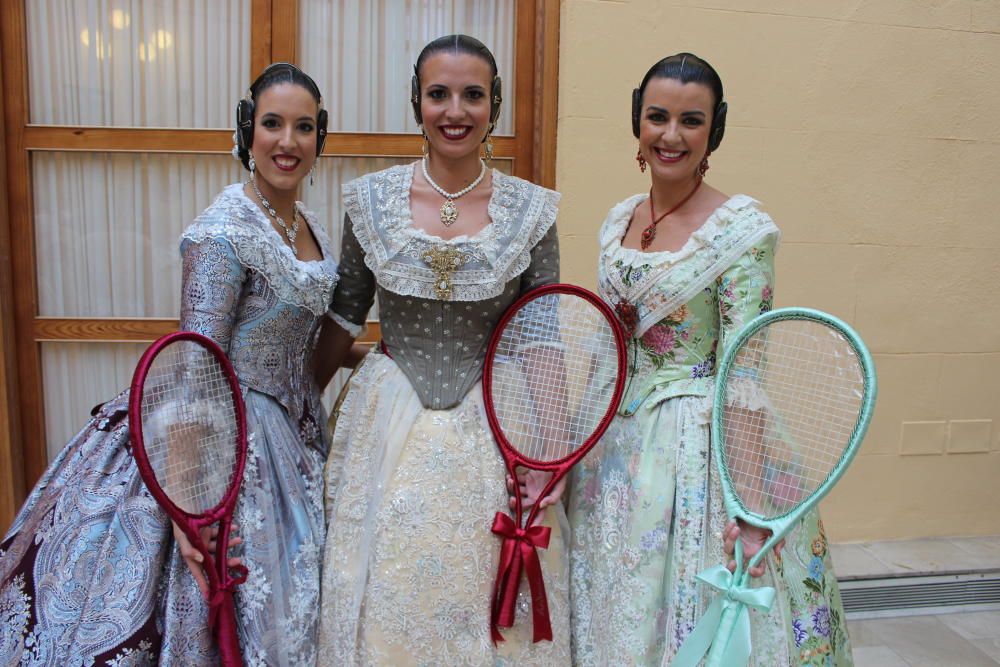 Tres generaciones de falleras en la Batalla de Flores