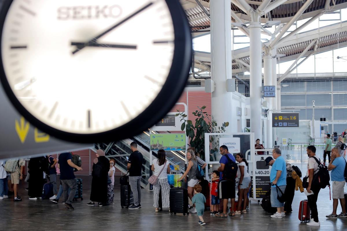 Pasajeros esperando en el aeropuerto de Zaragoza.