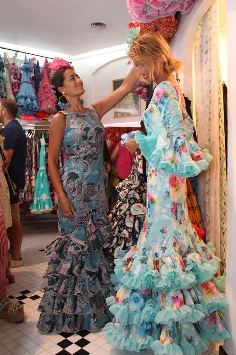 Los vestidos de flamenca que invadirán los próximos días tanto el Centro como el Real seguirán las tendencias ya vistas en la Feria de Abril