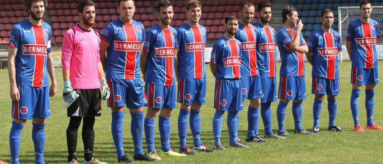 Los jugadores de la UD Ourense escuchan el himno gallego, el pasado martes, en O Couto. // Iñaki Osorio