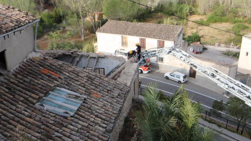 Los bomberos han intervenido para sanear el inmueble