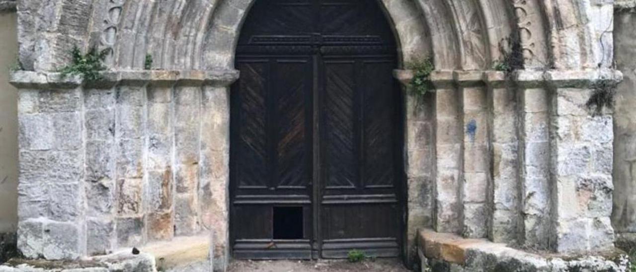 Estado de la puerta de entrada a la iglesia de San Antolín. | R. M. V.