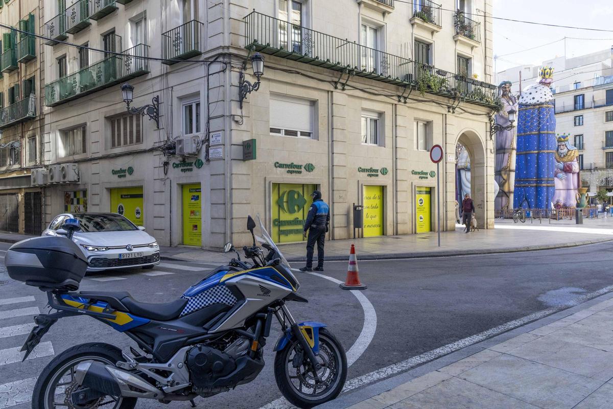 Nueva señalización que advierte del cierre al tráfico a la plaza del Ayuntamiento