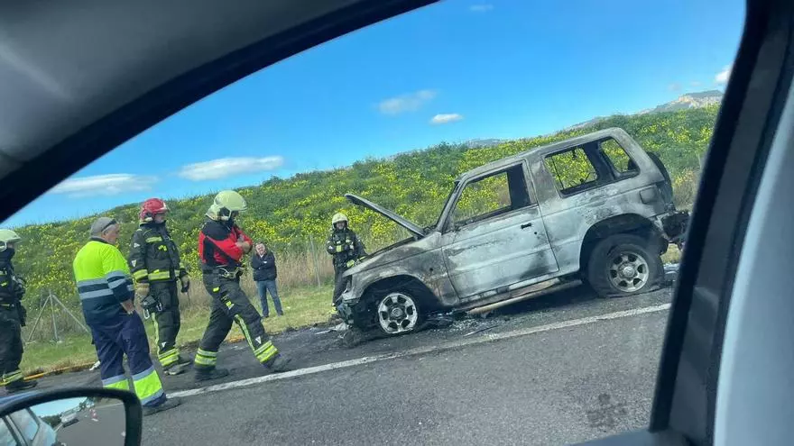 Un incendio de un coche causa un gran atasco en el autopista de Inca, en sentido Palma