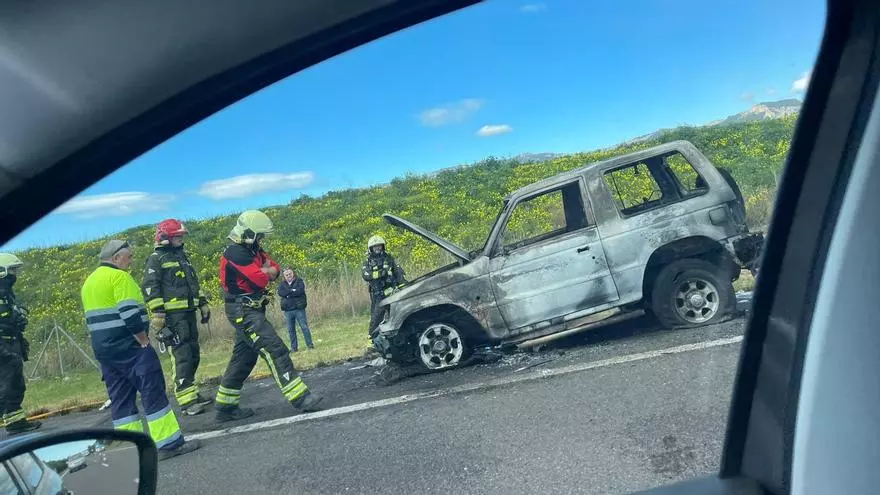 Un incendio de un coche causa un gran atasco en el autopista de Inca, en sentido Palma, junto a Binissalem