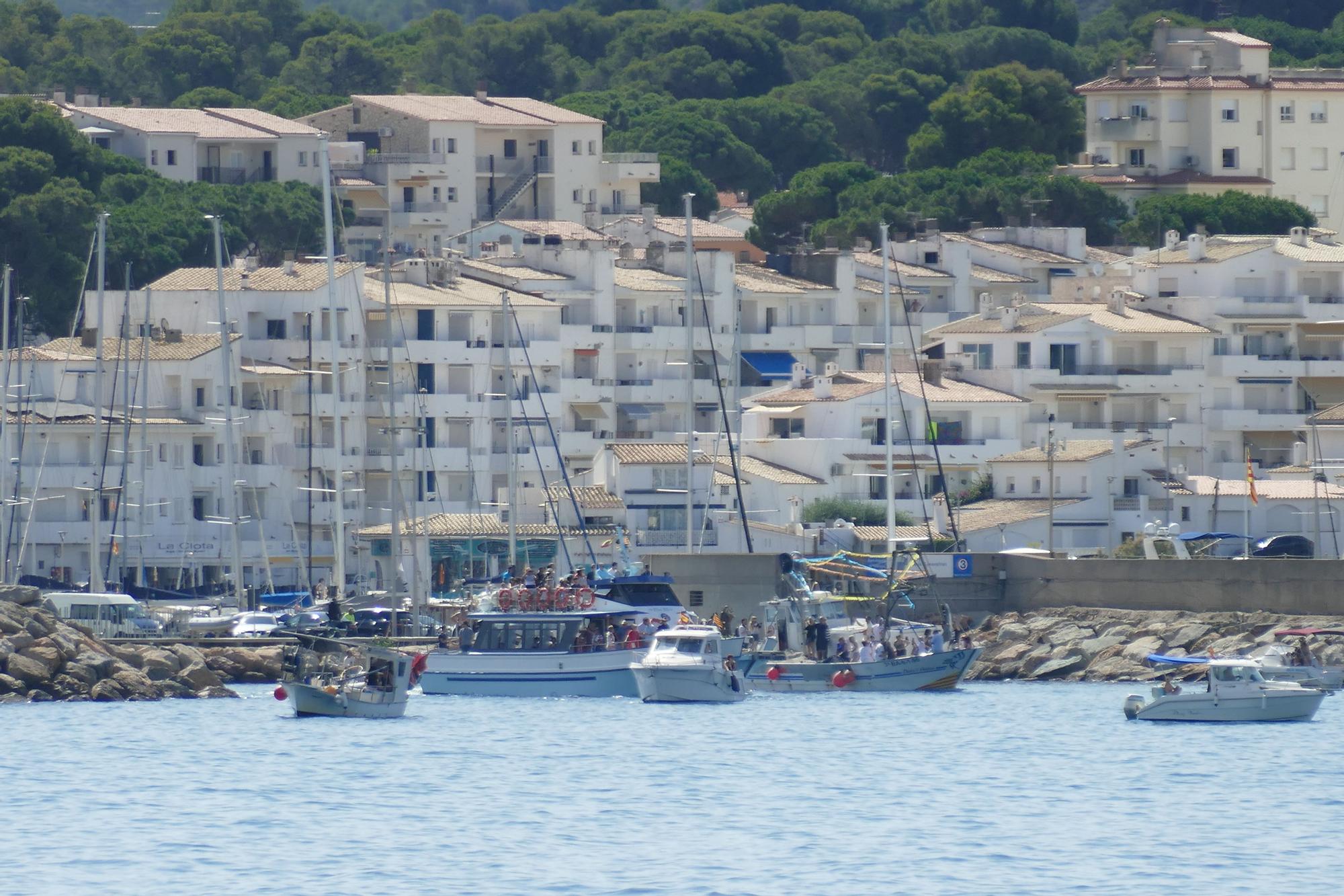 L'Escala rep de manera multitudinària a la Verge del Carme