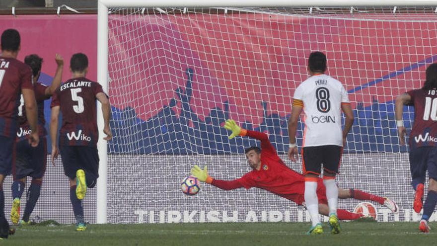 Mat Ryan adivinó el lado por el que tiró Pedro León el penalti.