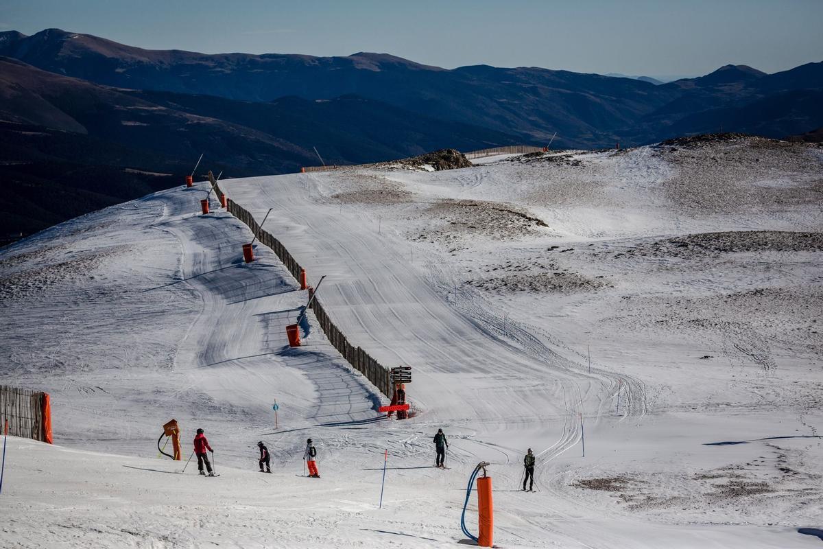 El aumento de las temperaturas significa que la gran mayoría de las estaciones de esquí del mundo ya dependen de la nieve artificial para aumentar la capa de nieve y prolongar la temporada, pero una racha récord de clima templado a fines de diciembre significa que incluso la nieve artificial ya no es posible en algunas áreas como en La Molina