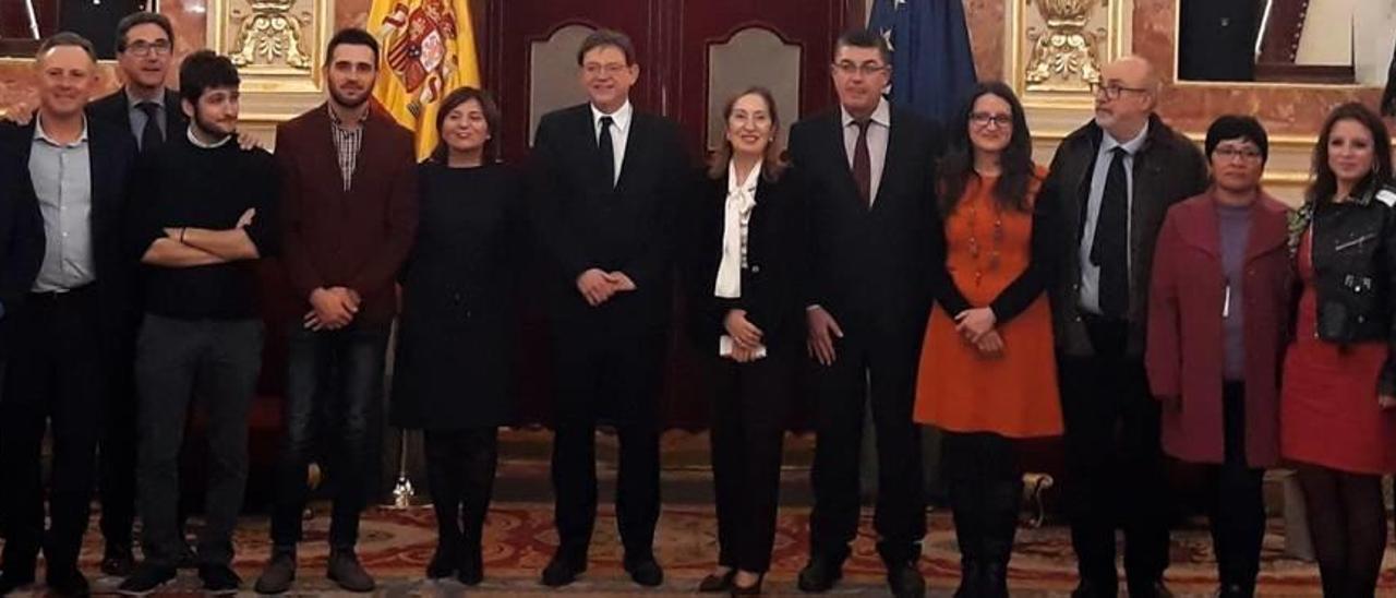 Representantes de los partidos valencianos el pasado 20 de diciembre en el Congreso tras la aprobación de la reforma del Estatut.